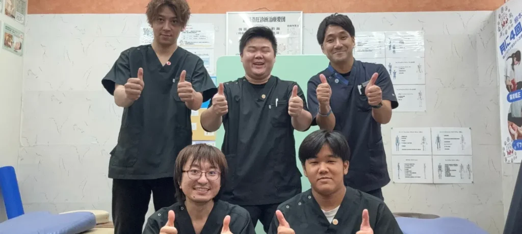 スタッフ笑顔の集合写真